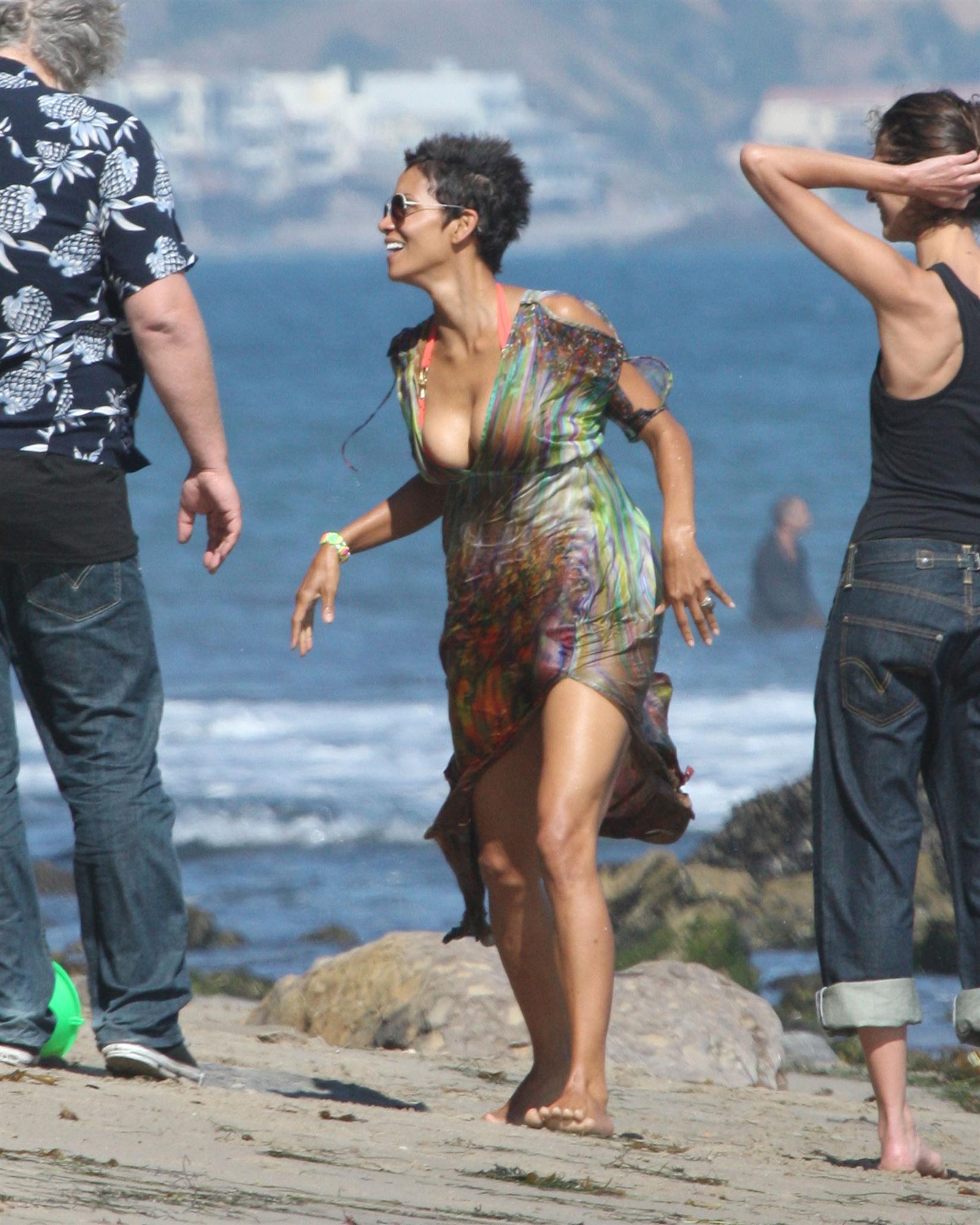 Halle Berry spends her 45th birthday on Malibu Beach photos | Picture 59768